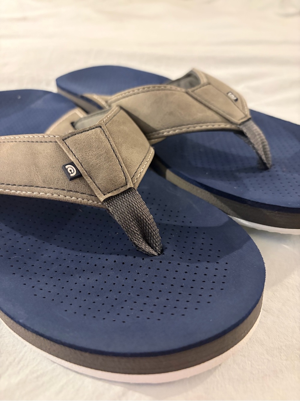 Cobian Men’s Flip Flop Sandals Size 9 Navy Gray Comfort Beach Casual - Picture 3 of 4